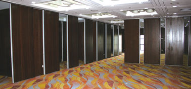 Phòng hội nghị có chiều cao 6m được chia theo rãnh nhôm bề mặt melamine