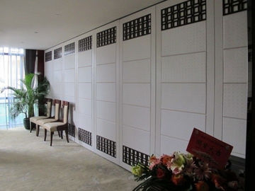 Tường ngăn xếp có thể gập lại có thể gập lại trong phòng chức năng theo phong cách trang trí hiện đại