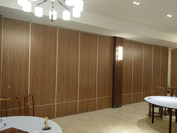 Malaysia Acoustic Folding Phòng gỗ Divider Sliding Di chuyển phân vùng có thể vận hành Tường cho phòng tiệc