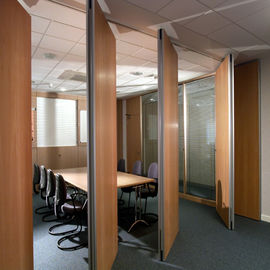 Gỗ hấp thụ âm thanh Phân vùng trượt linh hoạt Tường 85mm cho văn phòng và phòng họp