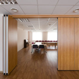 Gỗ hấp thụ âm thanh Phân vùng trượt linh hoạt Tường 85mm cho văn phòng và phòng họp