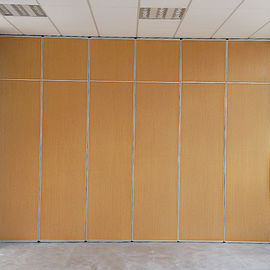 Phòng họp Tường gấp vách ngăn với lối đi qua cửa
