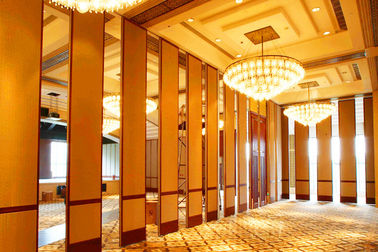 Khả năng chống mài mòn bằng gỗ gấp phân vùng tường cho phòng hội nghị 7m chiều cao