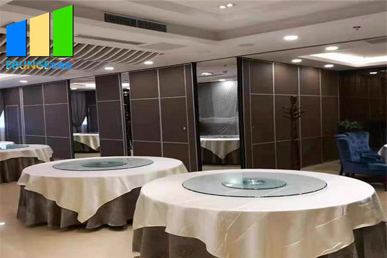 Vách ngăn cách âm có thể di chuyển được bằng gỗ bên trong Hệ thống cửa trượt gấp tường