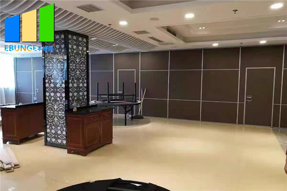 Vách ngăn cách âm có thể di chuyển được bằng gỗ bên trong Hệ thống cửa trượt gấp tường